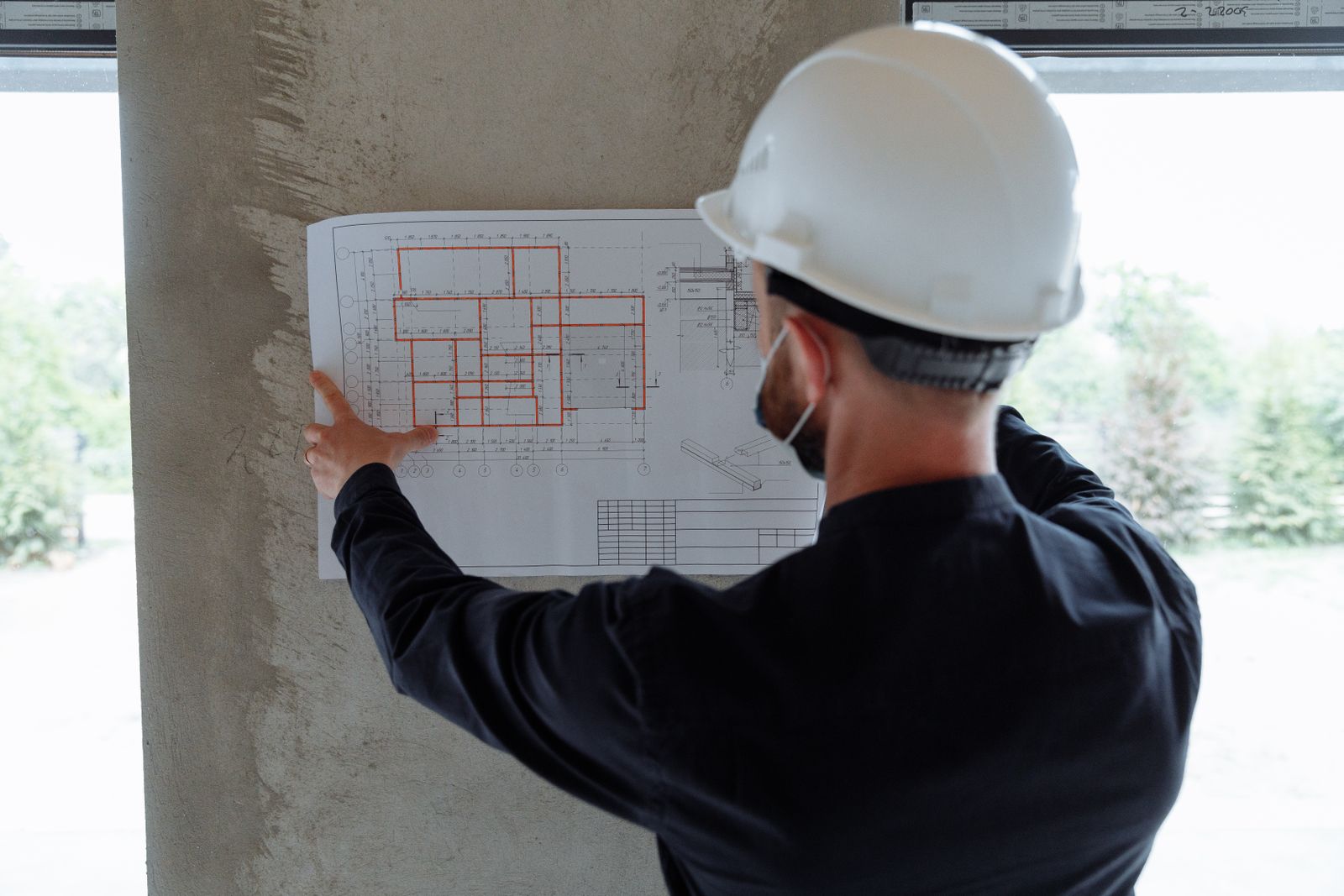 Personal técnico en terreno revisando planos en obra